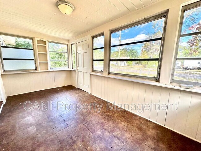 Building Photo - 916 W Wisconsin Ave