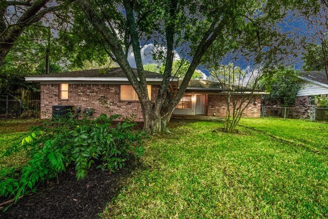 Building Photo - 2110 Wycliffe Dr
