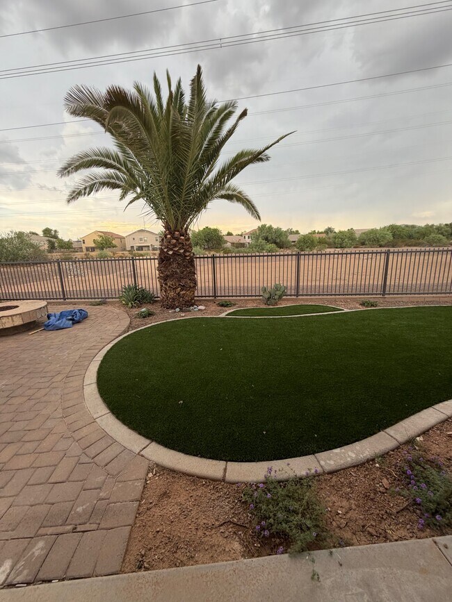 Building Photo - 2741 E Quiet Hollow Ln