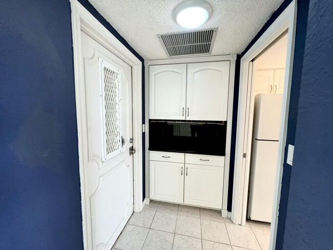 Building Photo - 1069 Hillsboro Mile