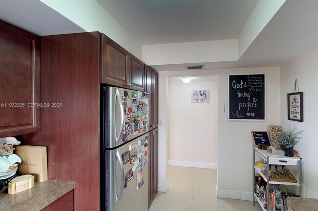 Building Photo - 1000 Parkview Dr