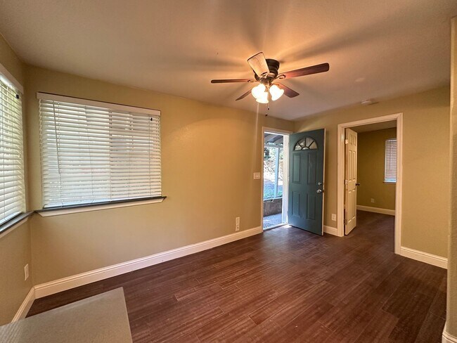 Building Photo - Adorable One Bedroom in Camino!