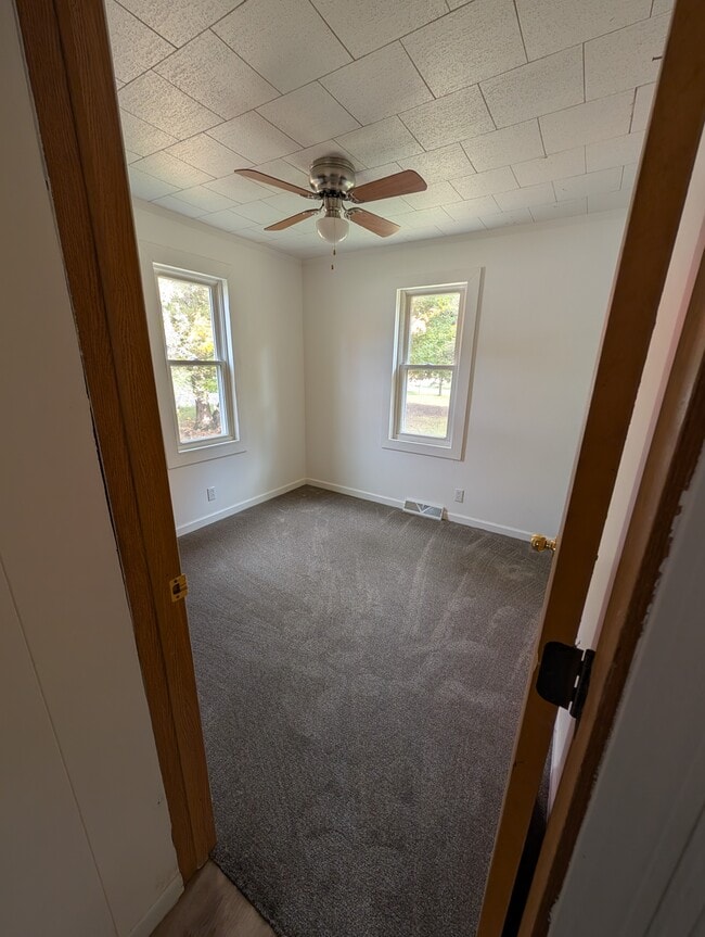 Building Photo - 415 S Silverleaf St