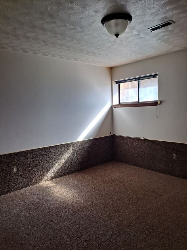 Building Photo - ALL PROSPECTIVE TENANTS MUST SUBMIT A $58 ...