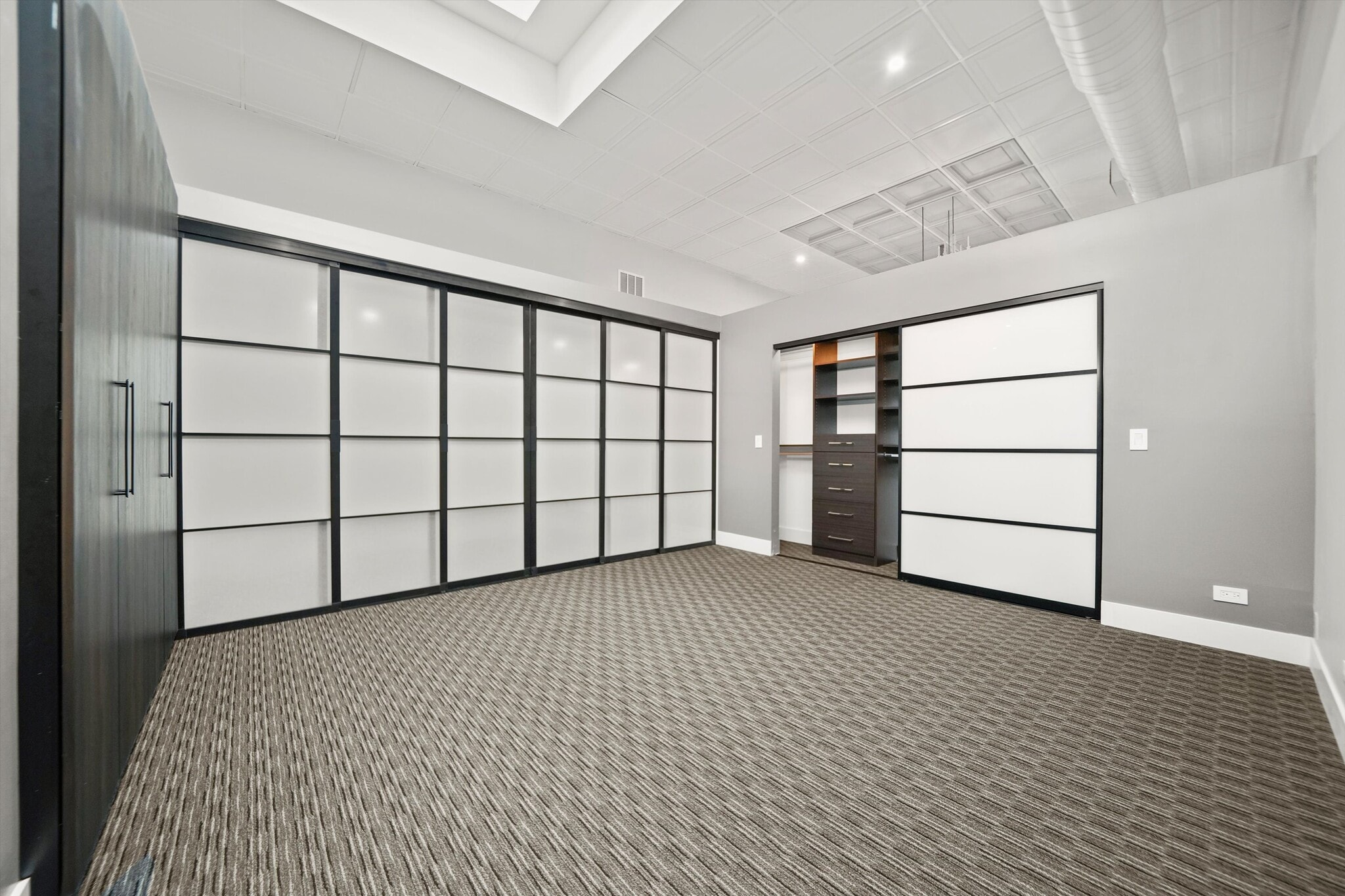 Building Photo - 300 N Ogden Ave