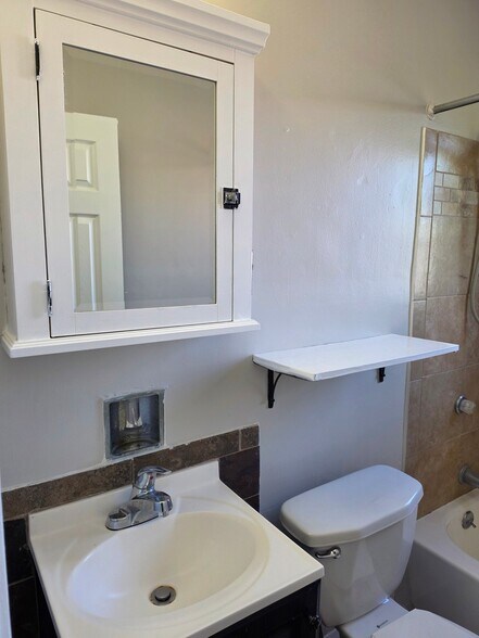 Building Photo - 829 Uhrig Ave