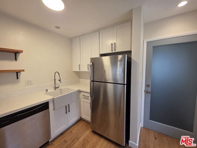 Building Photo - 1260 Vin Scully Ave