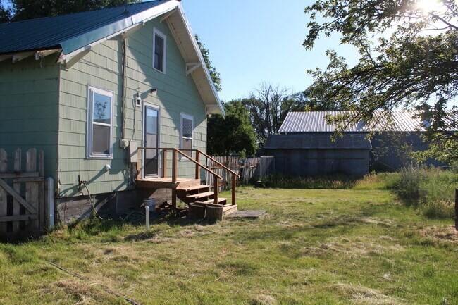 Building Photo - 22175 State Line Rd