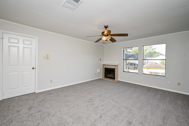 Building Photo - 12011 Autumn Creek Dr