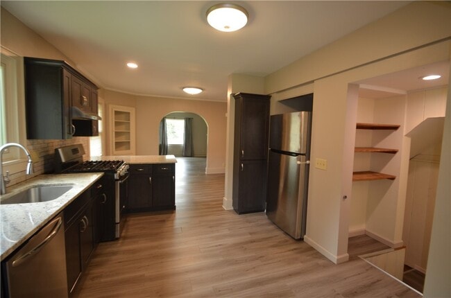 Building Photo - 872 Thomas Ave