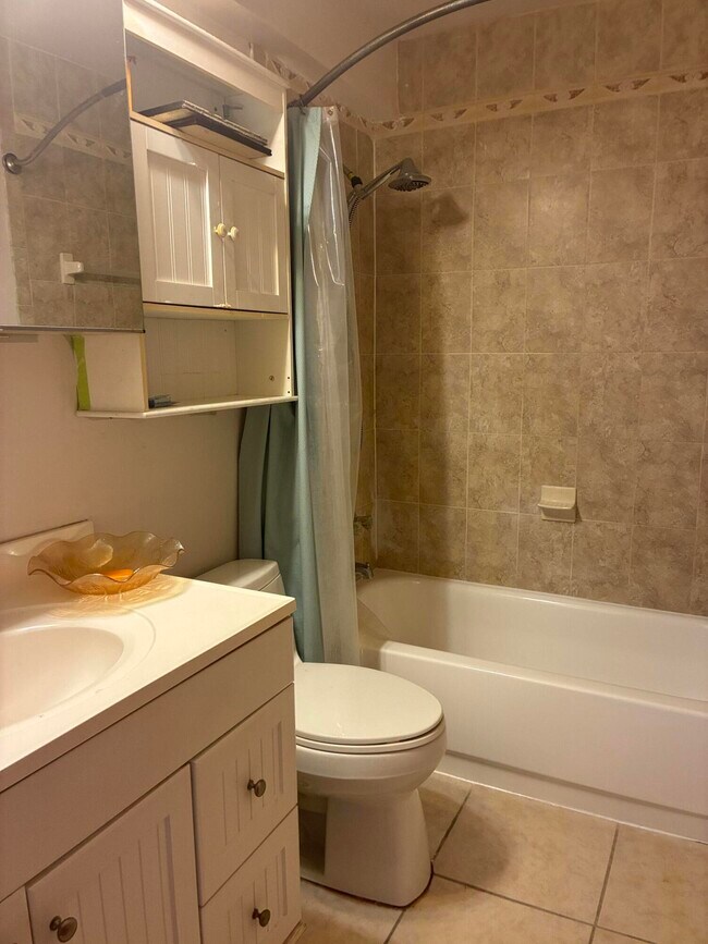 Building Photo - 2821 Somerset Dr