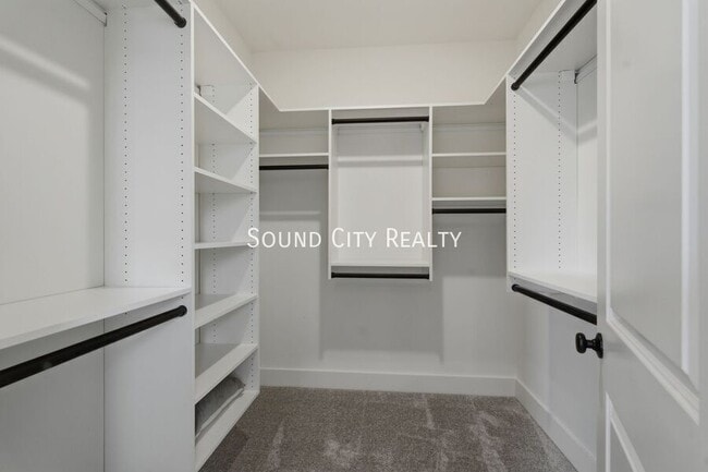 Building Photo - 152 Valentine Aly
