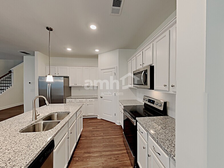 Building Photo - 5250 Smithbriar Dr