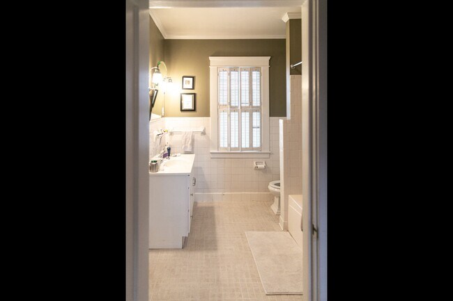 Building Photo - 881 Chester Rd