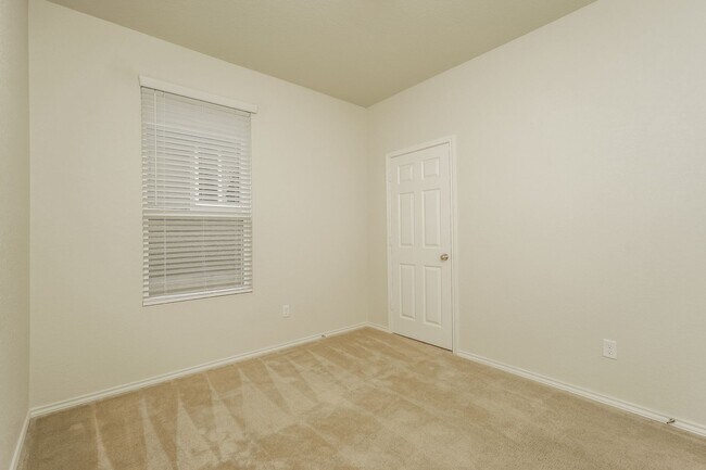 Building Photo - Perfect 3 bedroom ready to call home!