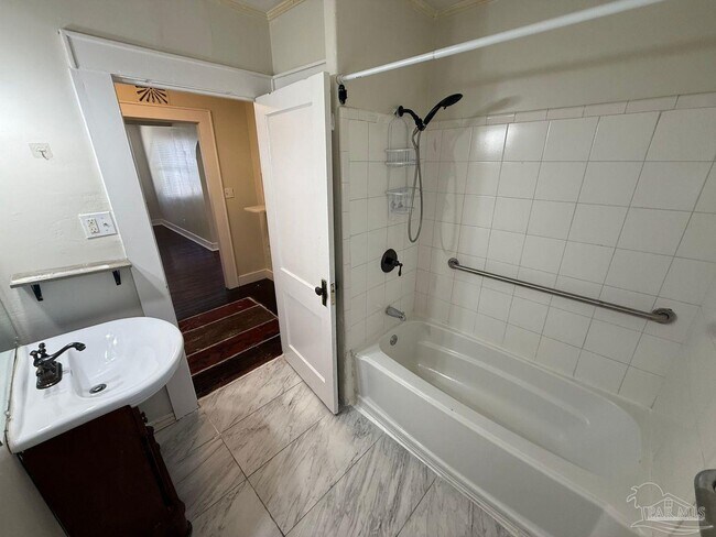 Building Photo - 1120 Barcia Dr