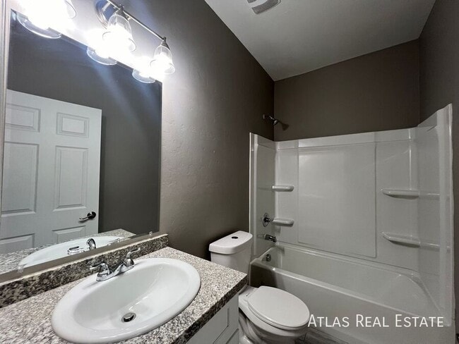 Building Photo - 43 W Lester St