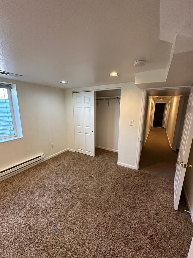 Building Photo - 5 Bedroom House Available Now
