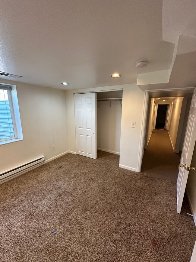 Building Photo - 6 Bedroom House Available Now