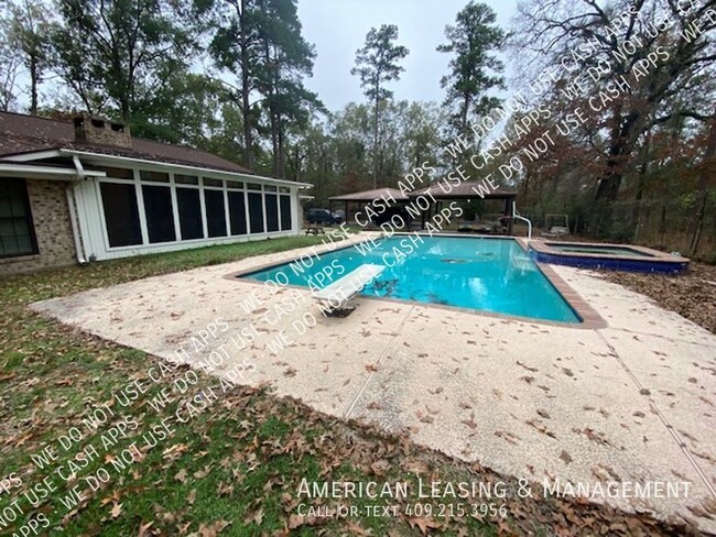 Building Photo - Spacious 3bed/2bath with pool for lease in...