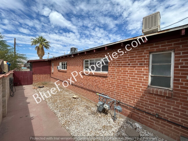 Building Photo - 2309 N Chrysler Dr