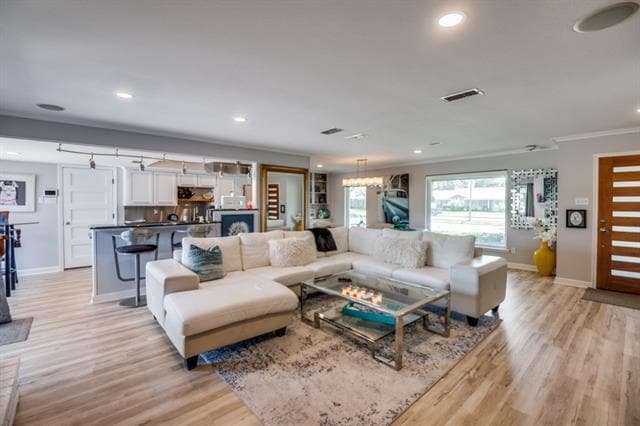 Building Photo - 3211 Brookhaven Club Dr