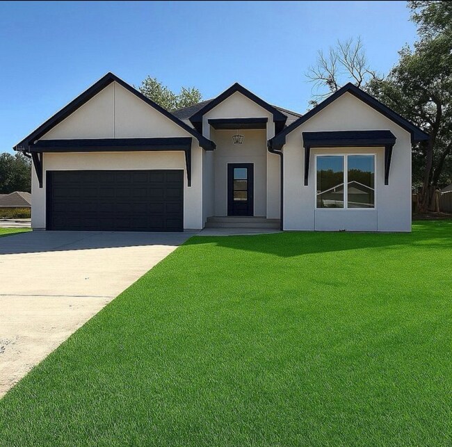 Primary Photo - 201 S Boyd St