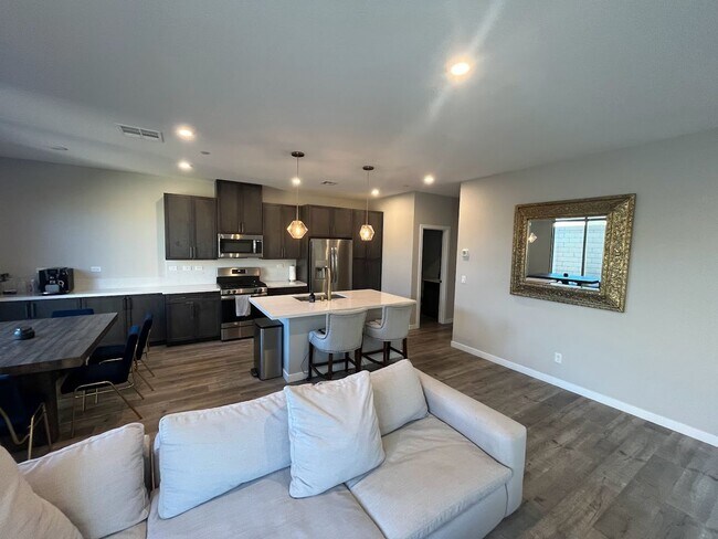 Building Photo - Beautiful 3 Bedroom Townhome in the Southw...