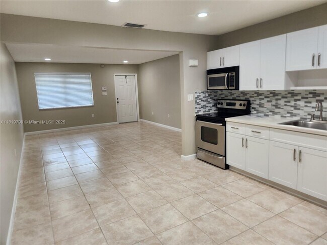 Building Photo - 1806 SW 97th Ave
