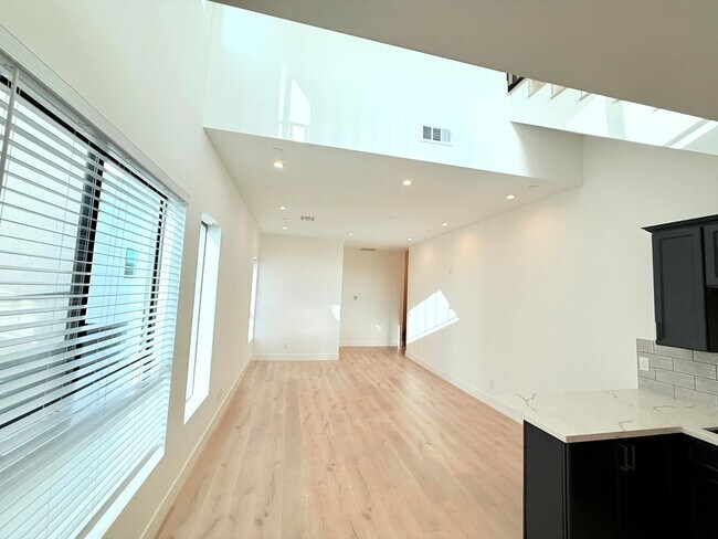 Building Photo - Beautiful Modern Luxury 4 Story Townhome - 4 bed - 3.5 bath with Rooftop Deck in Silver Lake