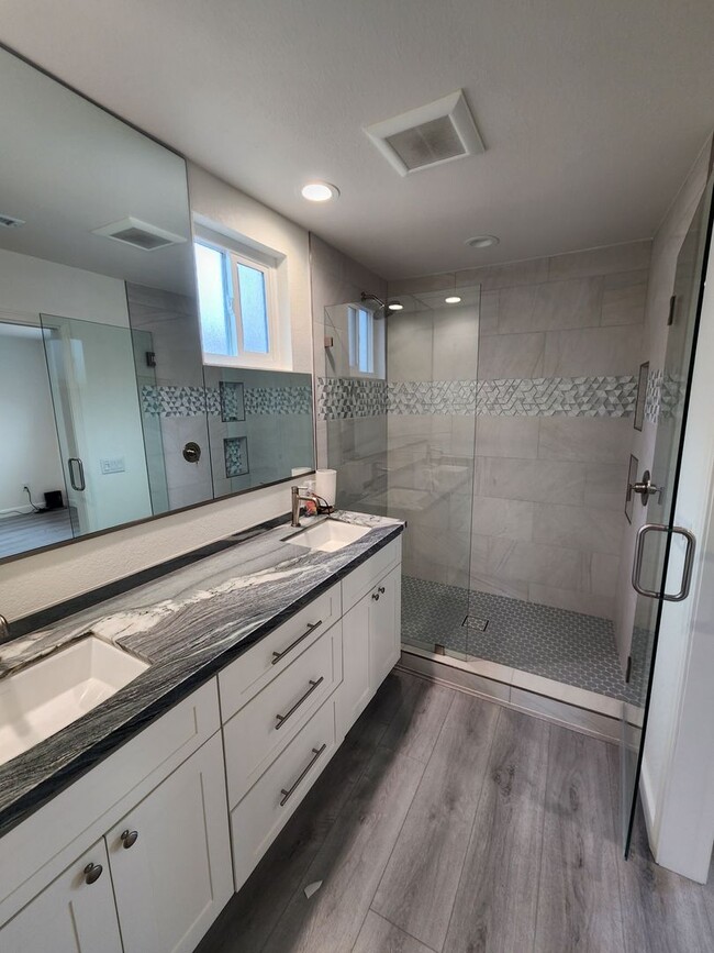 Building Photo - 3 Bedroom Townhouse in Solana Beach