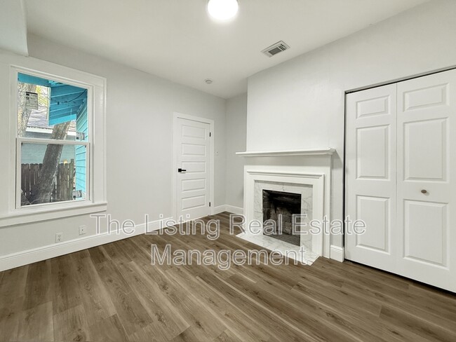 Building Photo - 308 E Hanna Ave