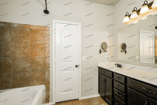 Building Photo - 2608 W Glendale St