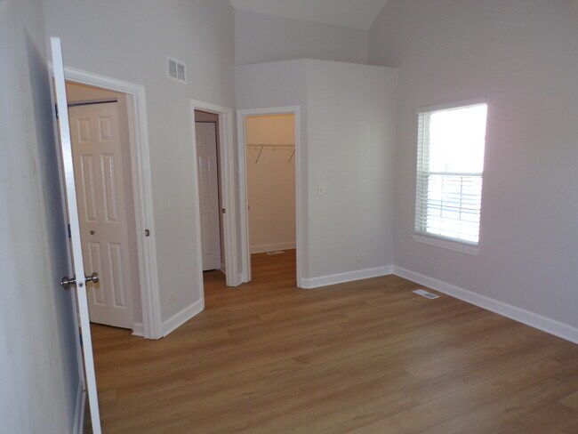 Building Photo - 891 Essex Cir