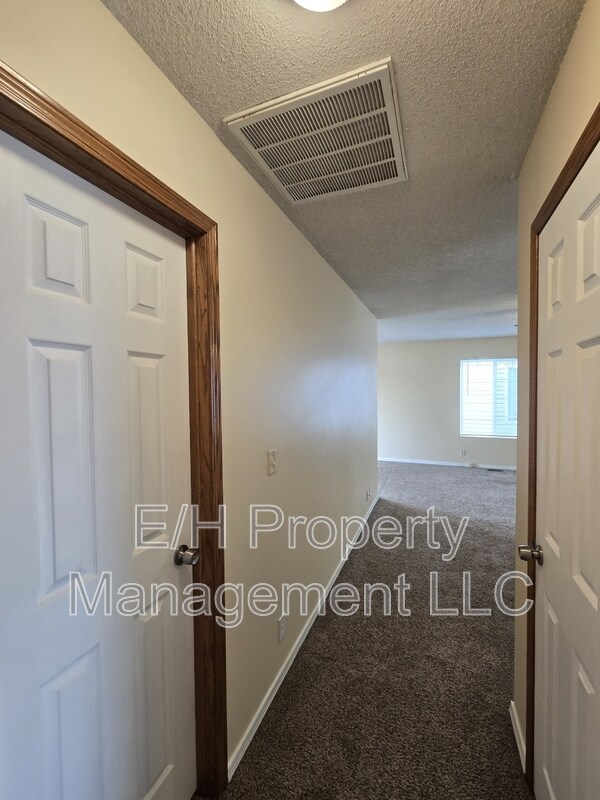 Building Photo - 4460 S Elizabeth Ave