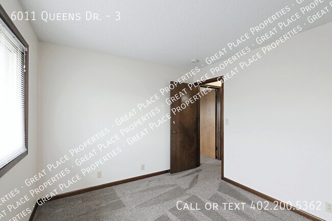 Building Photo - 6011 Queens Dr