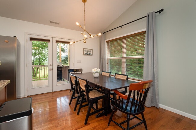 Building Photo - Mountain Lux Home - Centrally Located in Brevard! Furnished Mid- Term Rental Available from Novem...