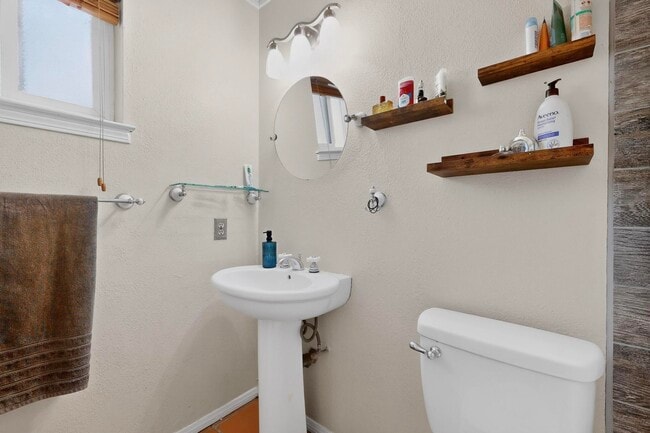 Building Photo - 6500 Martin Ct NE