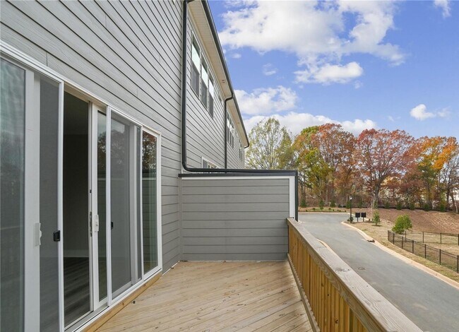 Building Photo - End-Unit Townhome w/3BR + 2-Car Garage + Balcony