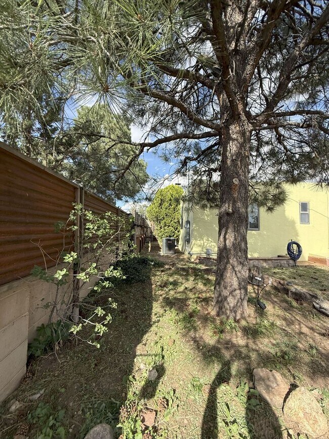 Building Photo - 1361 Santa Rosa Dr