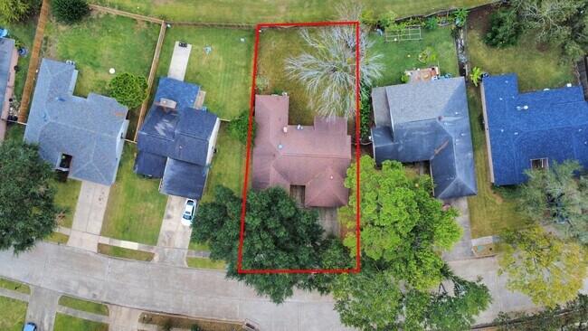 Building Photo - 527 Oakdale Dr