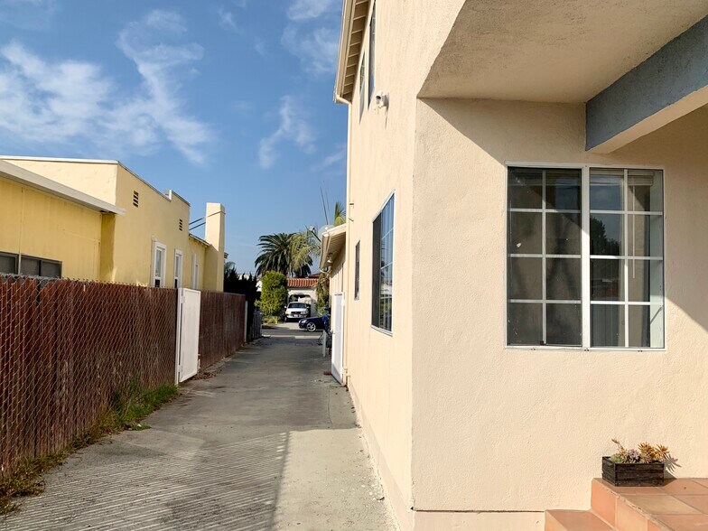 Building Photo - 2134 S Cloverdale Ave