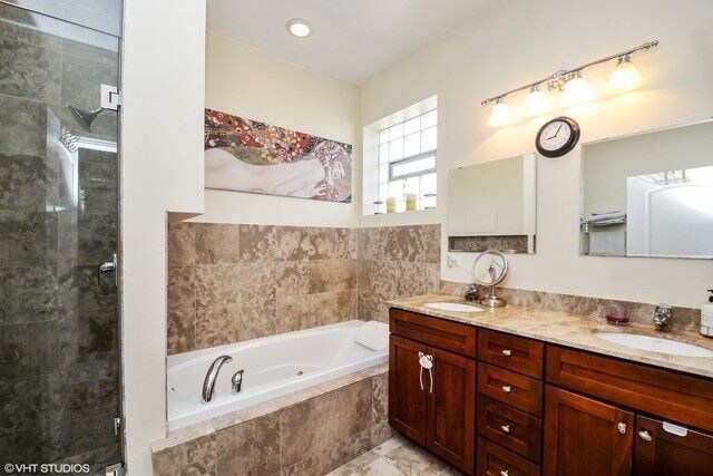 Building Photo - 2250 W Chicago Ave