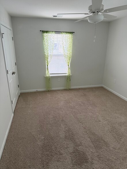 Building Photo - 48 Garden Row Dr S