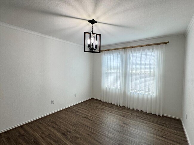 Building Photo - 105 Pearland St