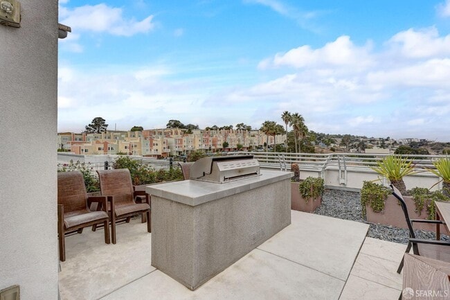 Building Photo - 451 Donahue St