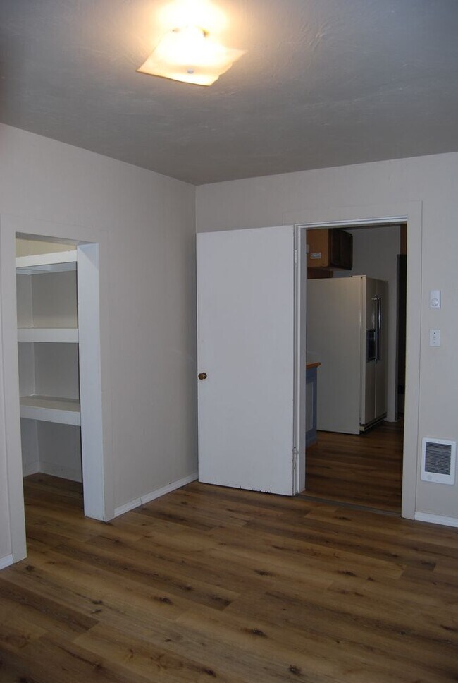 Building Photo - BEL250