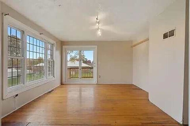 Building Photo - 4 Bedroom 1 Bath