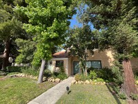 Building Photo - LOCATION! 2+2 w/parking, upgrades + in-uni...