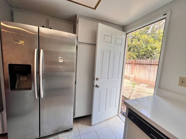 Building Photo - 3 Bedroom, 2.5 bath with Private Patio, Attached Garage and Washer/Dryer